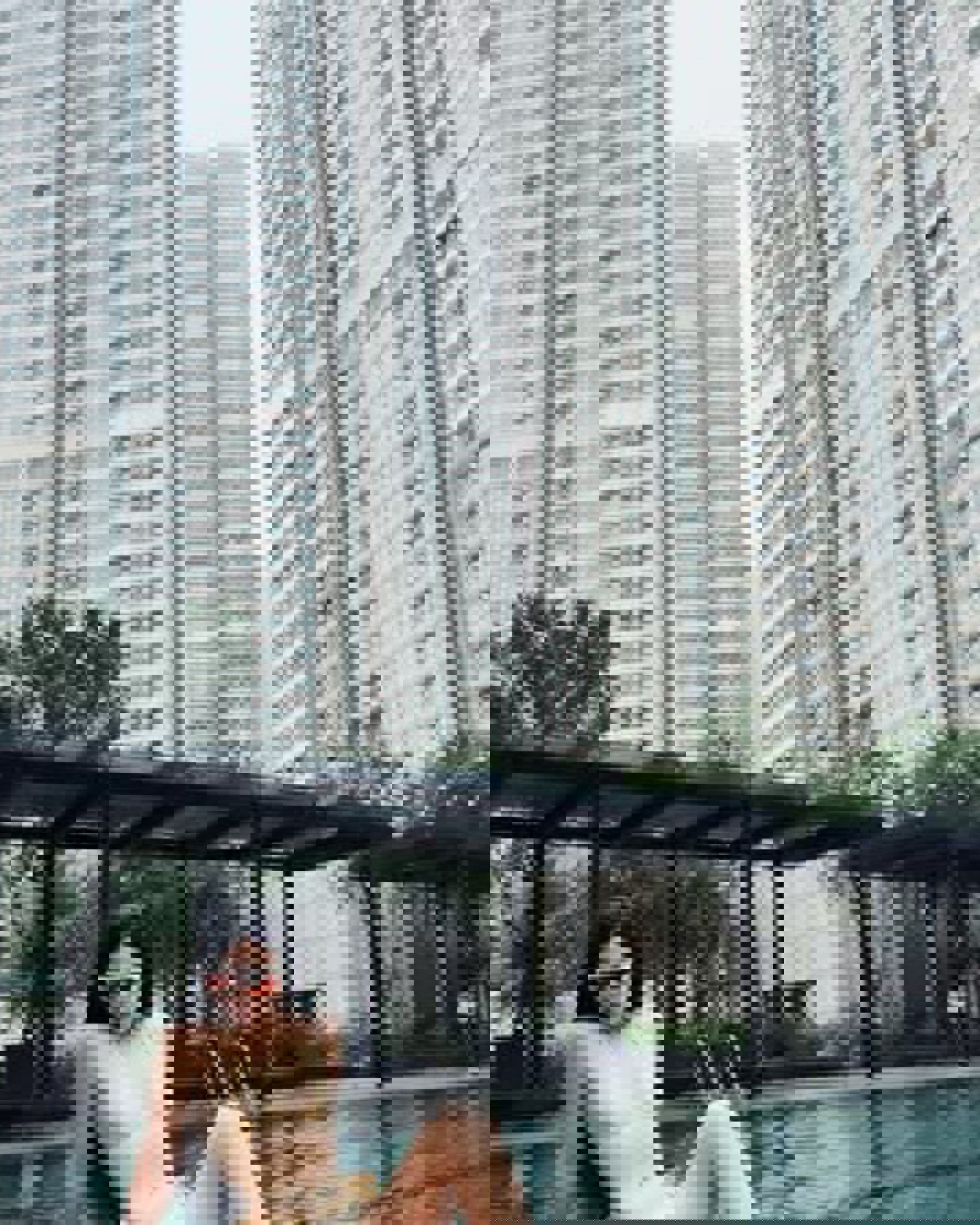 Styling đồ bơi PIA Curve giữa không gian nghỉ dưỡng.