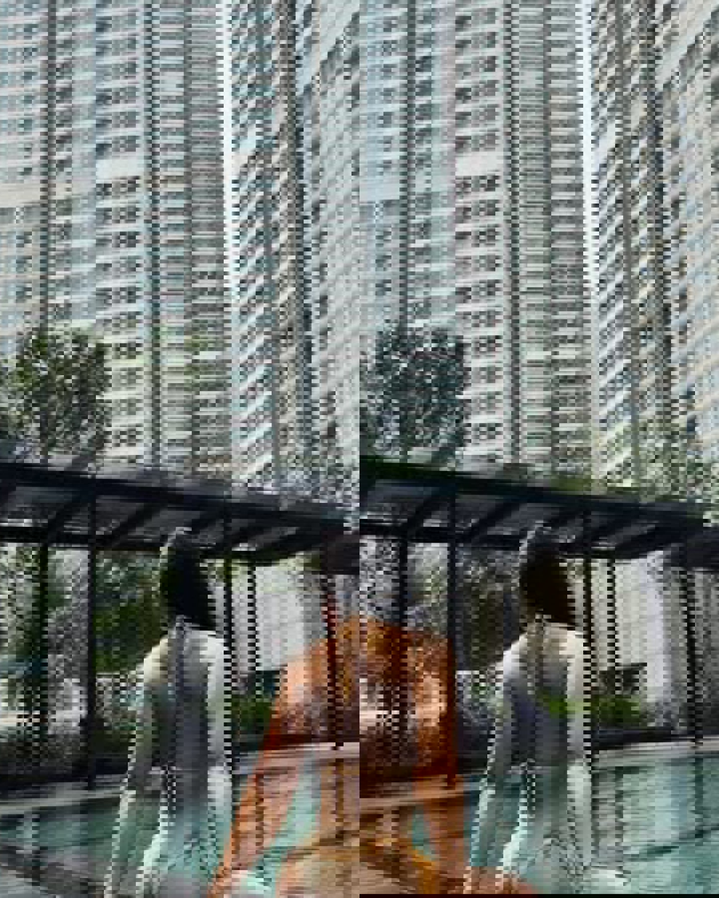 Đường lưng và eo trong ánh sáng dịu bên hồ bơi.